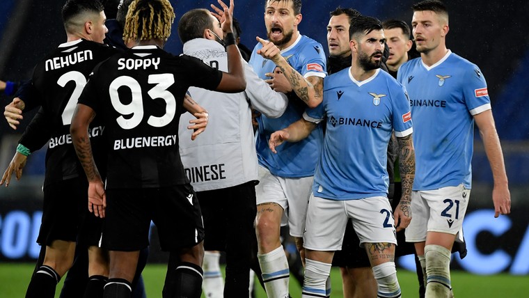 Acht goals en drie rode kaarten bij Lazio-Udinese: 'Het was een chaos'