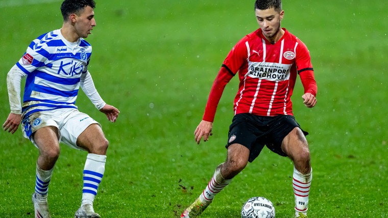 Opmerkelijk: Jong PSV'er schiet bal van grote afstand in eigen doel