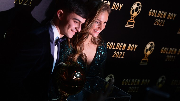 Pedri ontvangt Golden Boy Award en complimenten van Jordi Cruijff