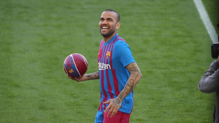 Dani Alves (38) na 2.032 dagen terug in Barça-shirt