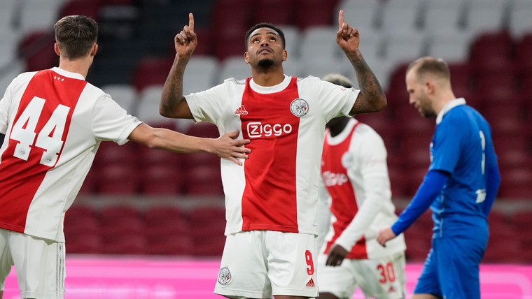 Ajax bekert verder na debutantenbal tegen Barendrecht