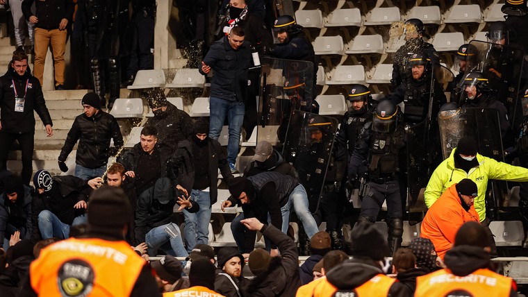 Fransen schamen zich: 'Weer een avond vol chaos'