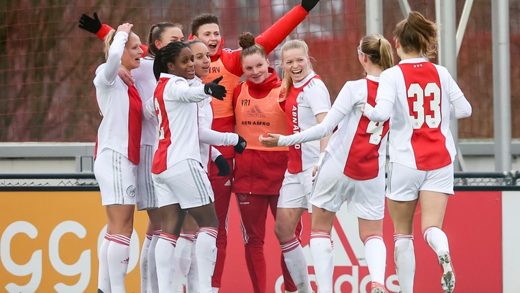 Ajax neemt wraak op Feyenoord en blijft aan kop