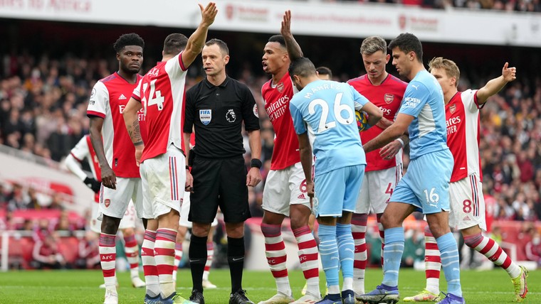 Arsenal ziet het tegen City na VAR-ingreep en redding Aké nog helemaal misgaan