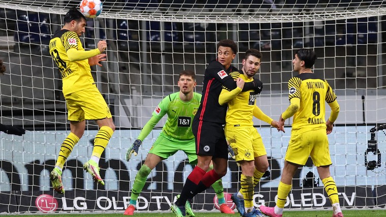 Dortmund verkleint gat met Bayern na bizarre slotminuten in Frankfurt