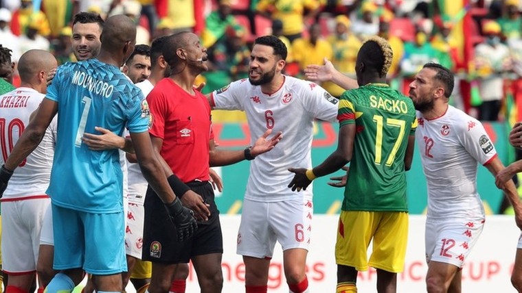 Veelbesproken Afrika Cup-scheidsrechter kampte met zonnesteek