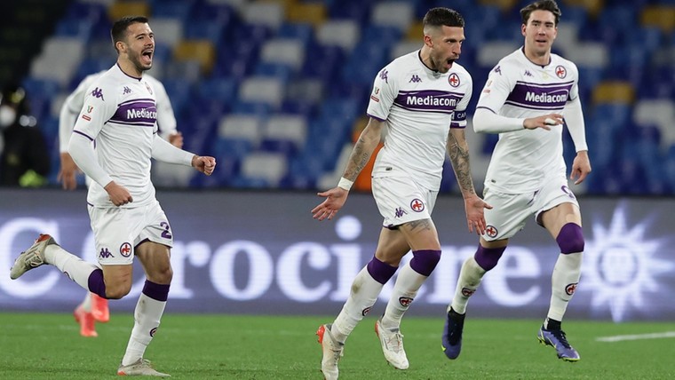 Zeven goals, drie rode kaarten: Fiorentina verslaat Napoli in knotsgek bekerduel
