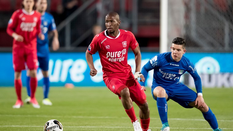 FC Twente verwelkomt oude bekende Mokotjo op de training