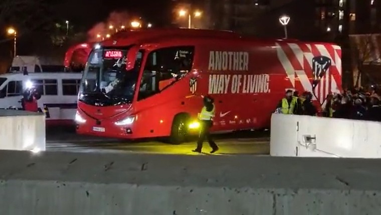 Spelersbus Atlético Madrid op weg naar stadion bekogeld 