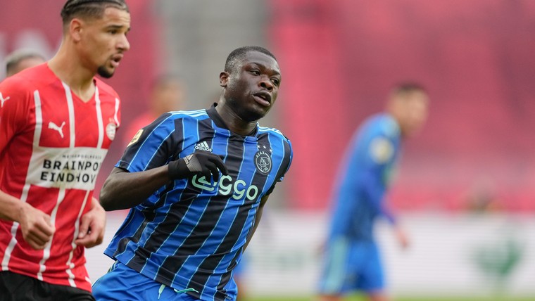 Geblesseerde Brobbey zet Ajax op voorsprong in Eredivisie-clash