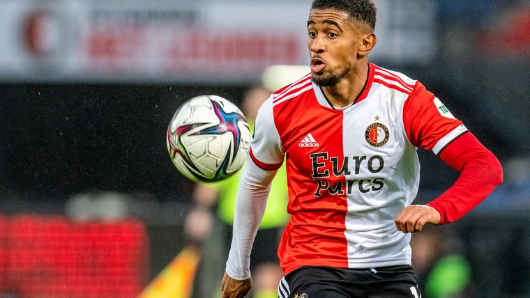 Reiss Nelson worstelt bij Feyenoord: 'Het talent druipt er nog steeds vanaf'