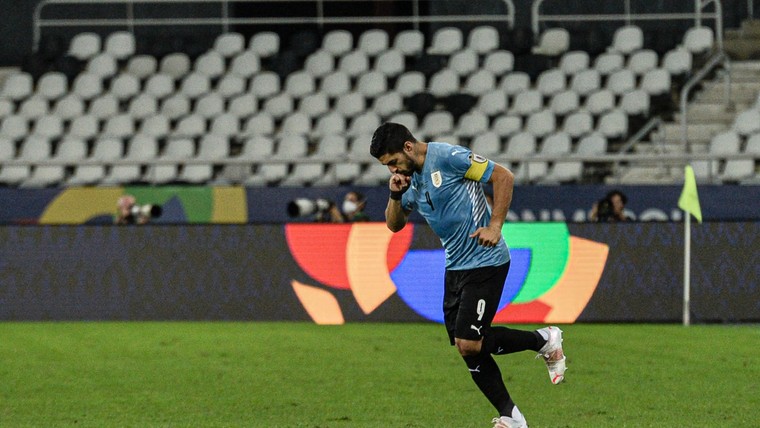 Suárez beëindigt horrorreeks en houdt WK-hoop Uruguay levend