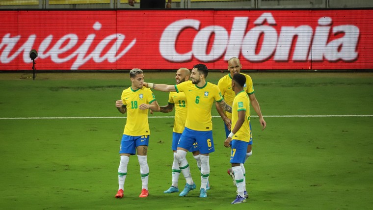 Antony weer in de schijnwerpers bij Brazilië, Uruguay houdt zicht op WK