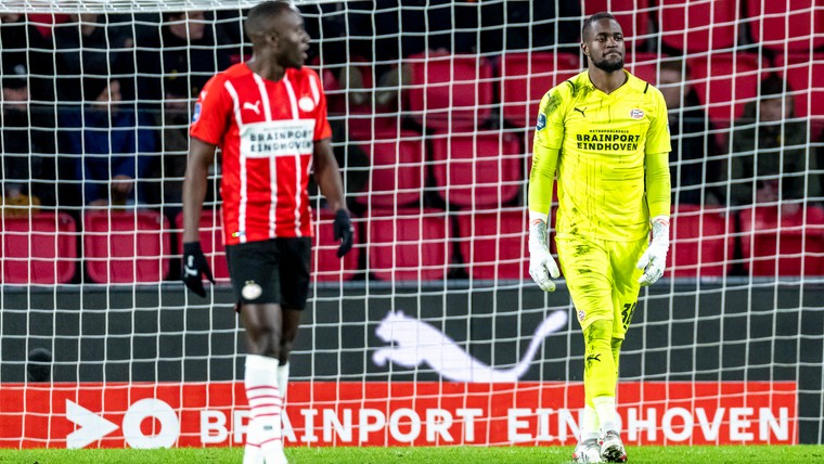 Keeperswissel PSV pakt dramatisch uit: AZ wint dankzij blunder Mvogo
