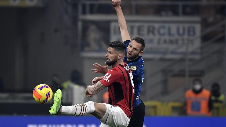 Giroud zet De Vrij en Dumfries te kijk en wordt held van Milanese derby