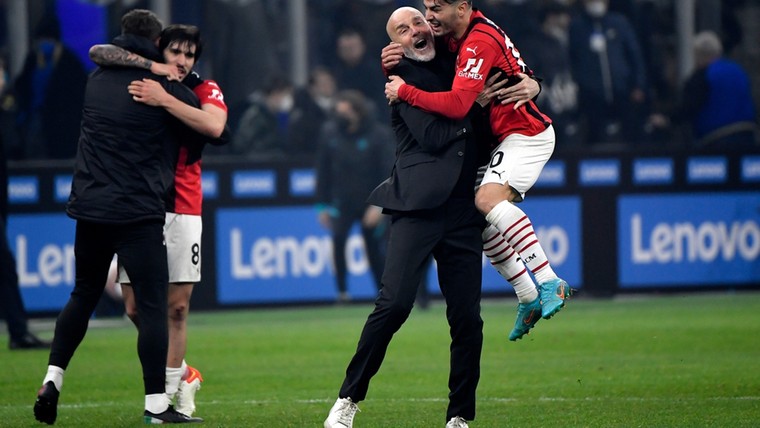 Milan-coach doet 'Mourinho'tje' na derby-comeback: 'Het ziet er niet uit' 