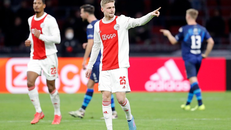 Ajax profiteert van uitglijder PSV en ziet Taylor primeur beleven