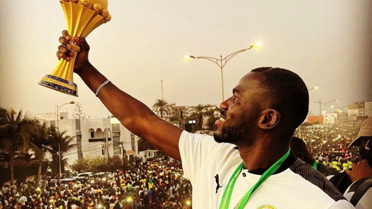 Indrukwekkende beelden: Mané & co krijgen heldenonthaal na Afrika Cup-winst