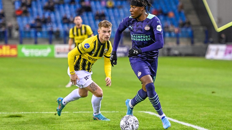 PSV wervelt aan hand van weergaloze Madueke langs Vitesse
