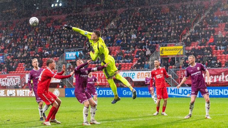 Brenet helpt FC Twente aan punt met prachtgoal in slotfase