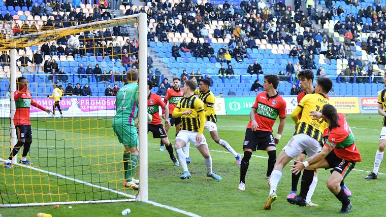 Dubbele assist Dasa en omhaal Oroz: Gelderse derby prooi voor Vitesse