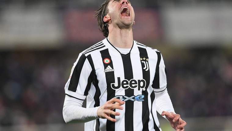 'Piepjong' Juventus steelt zege na eigen goal, Vlahovic mikpunt van fans