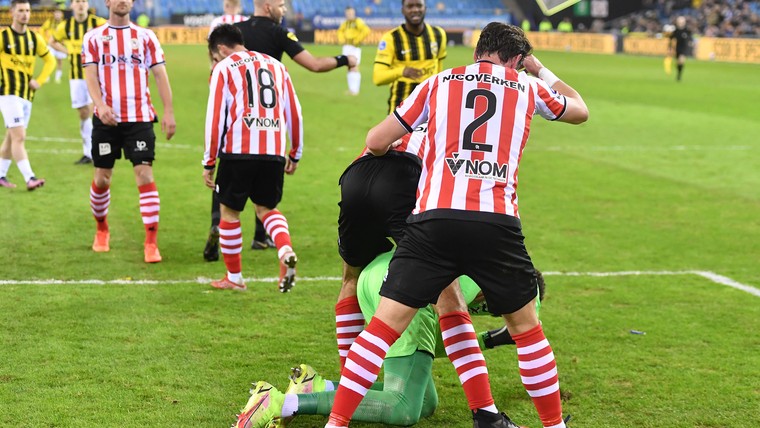 Vitesse - Sparta gestaakt: 'Diep triest, een schande'