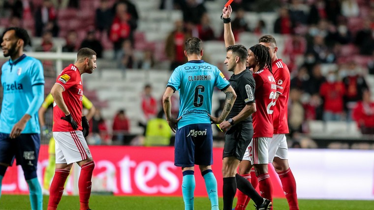 Benfica ziet al na zeven minuten rood, gouden wissel redt punt