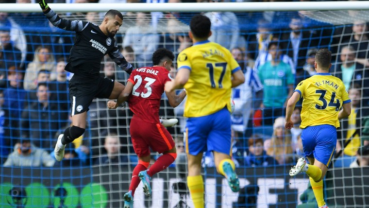 Díaz overleeft kamikazeactie Brighton-goalie en leidt zege Liverpool in