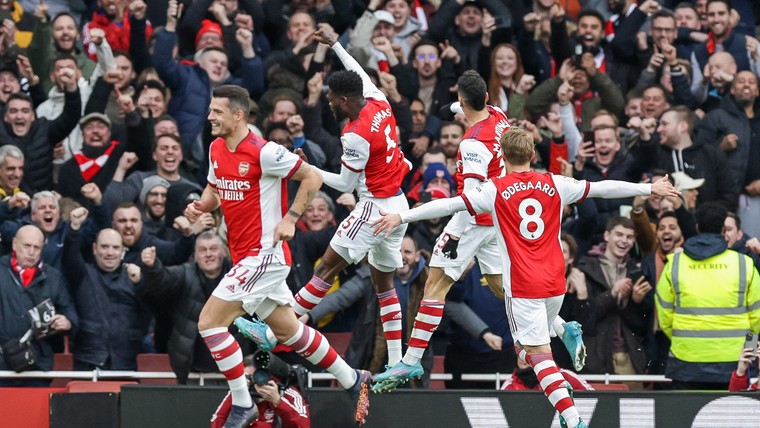 Verrassende doelpuntenmaker en lang VAR-moment: Arsenal weer over Man Utd heen