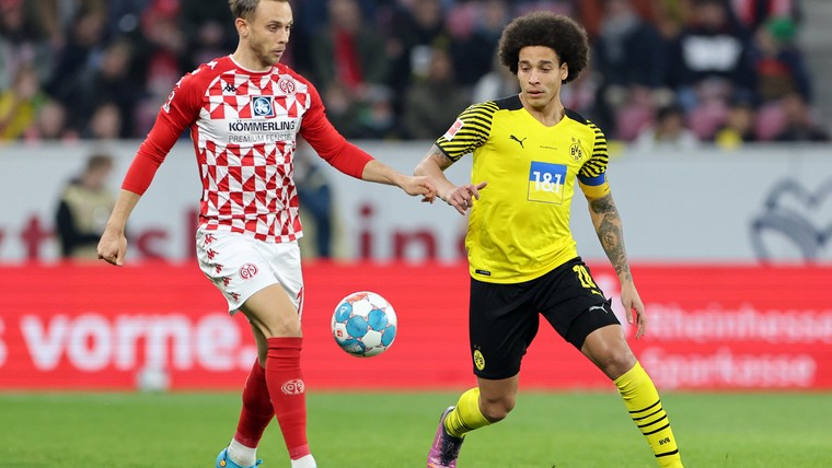 Bevrijdende treffer Witsel zet deur op een kier voor Dortmund in titelstrijd