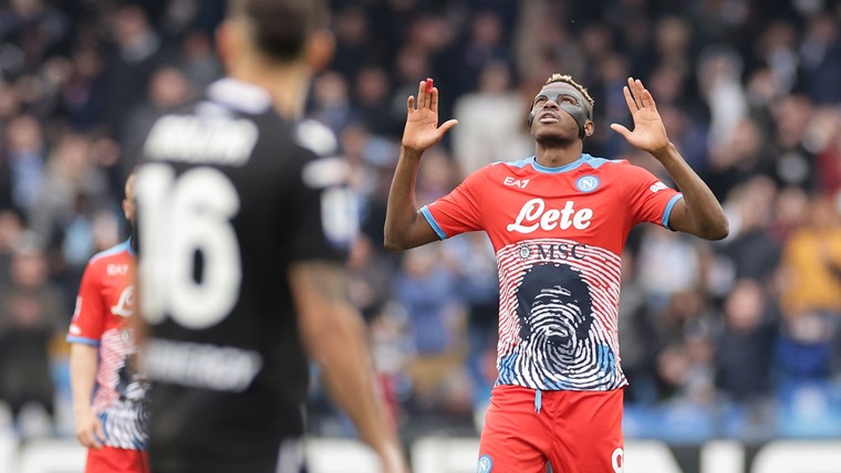 Osimhen houdt Maradona-droom in dertiende shirt van het seizoen (!) in leven