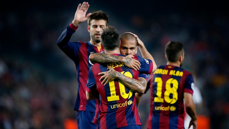 Dani Alves wil Messi naar Barça lokken: 'Hij is niet op zijn plek daar'