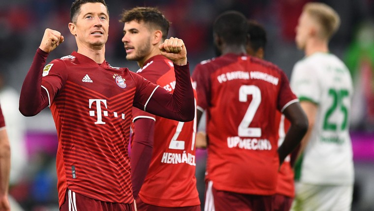 Lewandowski evenaart Müller op zorgeloze avond voor Bayern