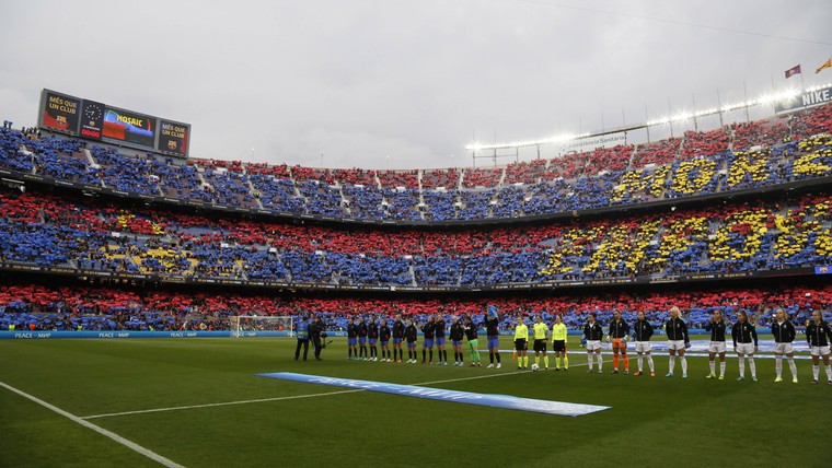 Vrouwenploeg van Barcelona breekt in uitverkocht Camp Nou wereldrecord