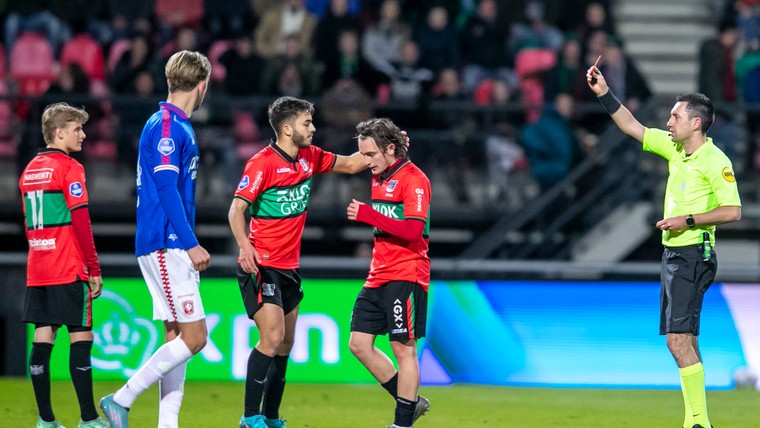 Twente profiteert optimaal van rode kaart NEC en houdt druk op Feyenoord