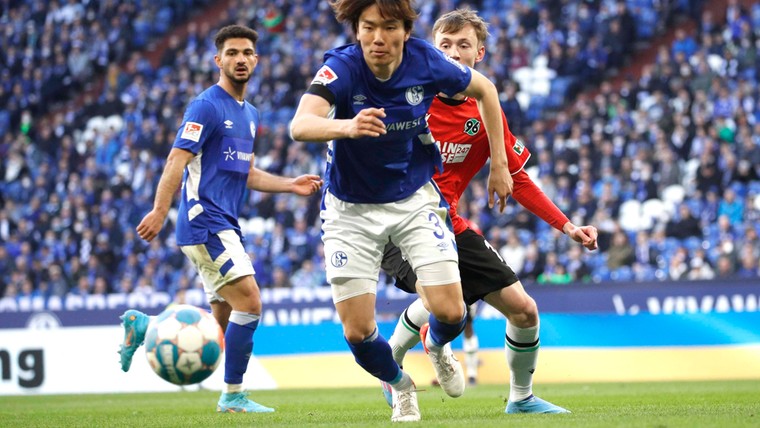 Onnavolgbare Itakura leidt Schalke naar koppositie in bloedstollende strijd
