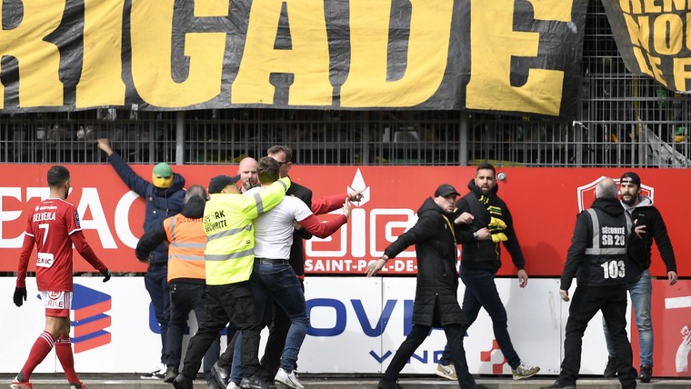 Weer gaat het mis in de Ligue 1: Bizot ziet fans veld betreden