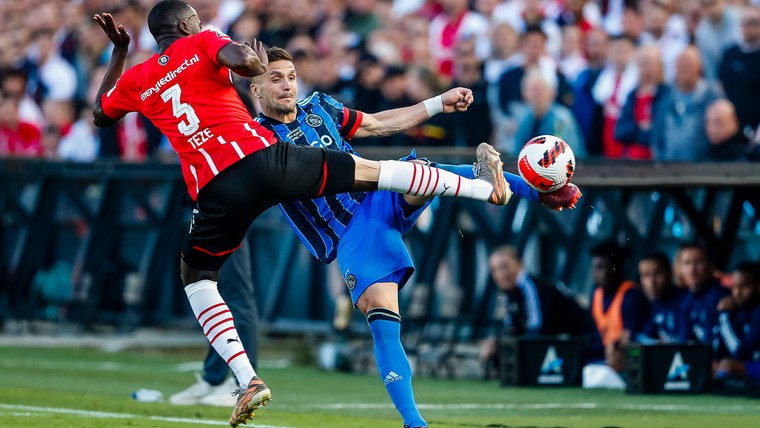 Recordaantal tackles en 50 minuten zuivere speeltijd: PSV sleurt Ajax in vechtwedstrijd