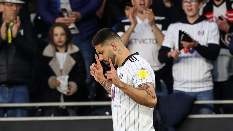 Mitrovic breekt magische grens en brengt Fulham terug in Premier League