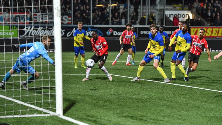 PSV overleeft valse start en houdt titelstrijd met Ajax zinderend