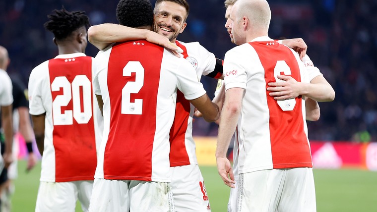 Ajax stoot Feyenoord van de troon dankzij zege