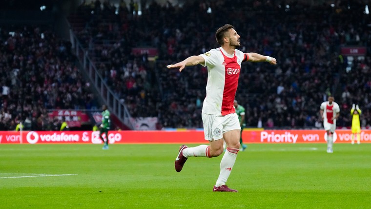 Ajax speelt tegen PEC chagrijn van zich af en zet PSV op zeven punten