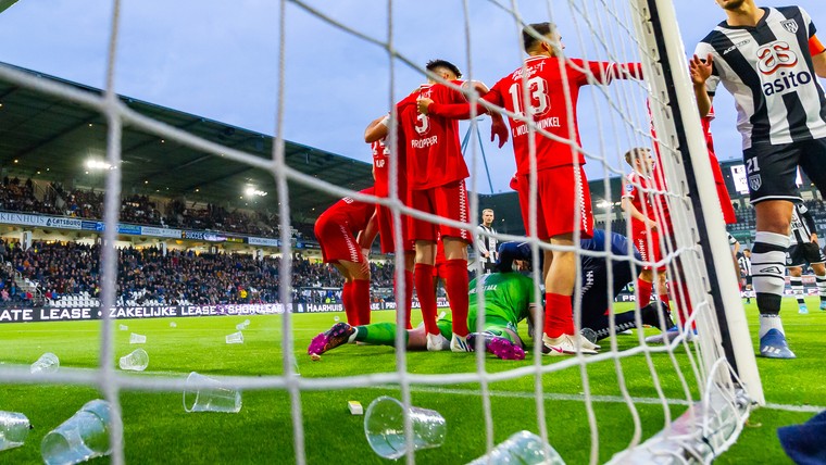 Twente-spelers bekogeld in derby, Cerny krijgt klap van Heracles-supporter