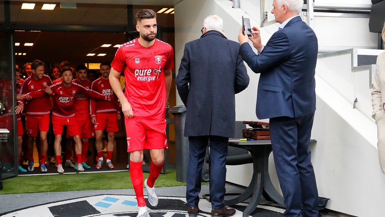 Twente-spelers halen 'in het hol van de leeuw' grap uit met Pröpper