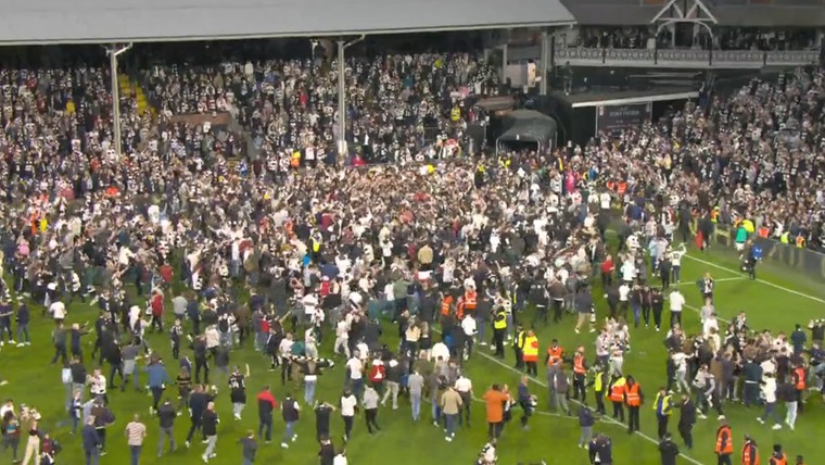 Fulham-fans massaal het veld op na binnenhalen titel