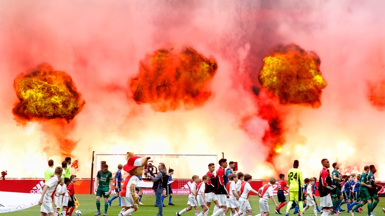 Vuurwerk voor Klassieker levert Ajax boete op van KNVB