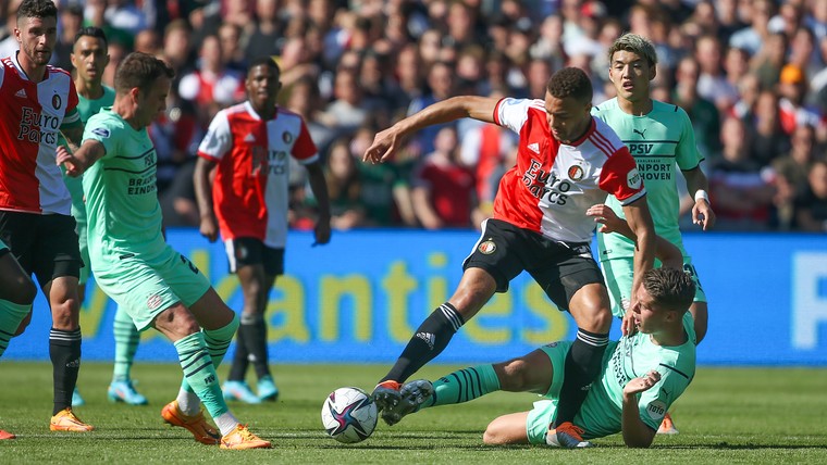Titelkansen PSV aan zijden draadje na discutabele strafschop