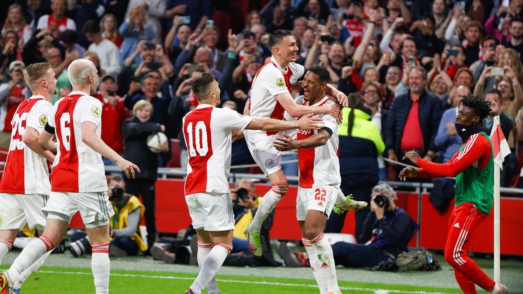 Ajax sluit tijdperk-Ten Hag af met 36ste landstitel