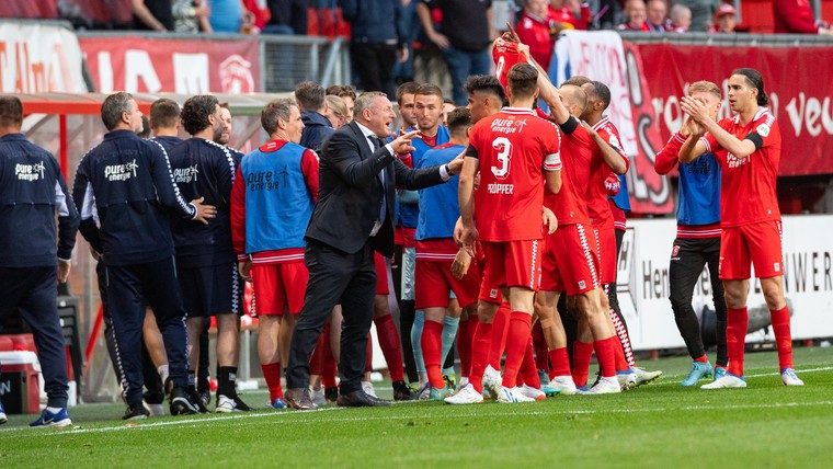 FC Twente eert overleden Lukoki met emotionele zege en gaat Europa in 